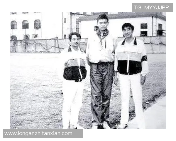 姚明：从篮球巨星到文化桥梁的美国亚裔传奇之路