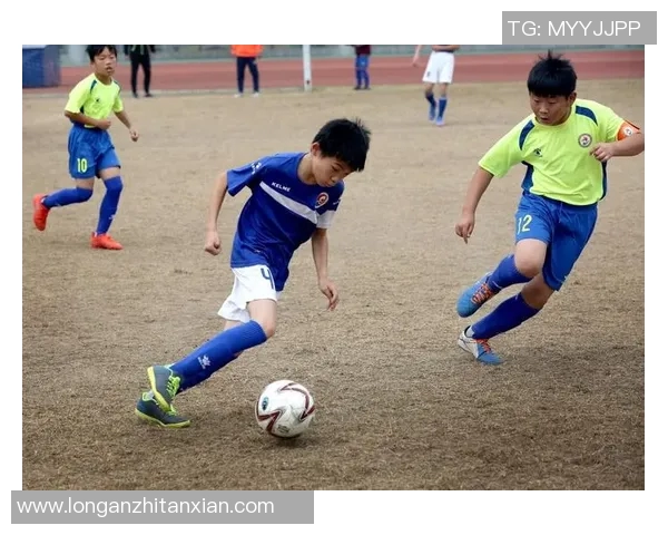 中国足球明星的欢笑时刻与激情瞬间展现了青春的活力与梦想的追逐