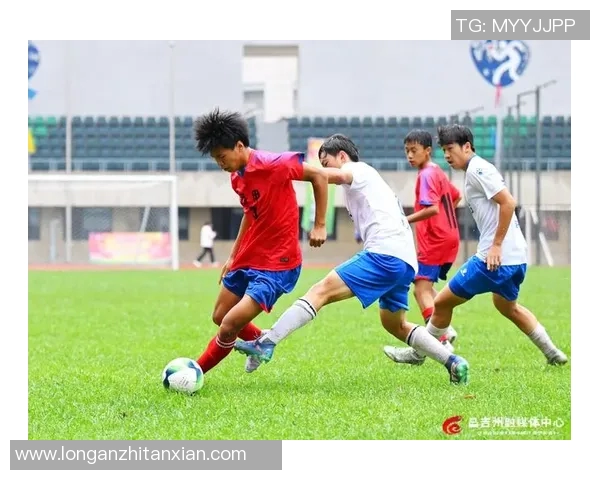 新疆足球明星在昌吉展现风采助力地方足球发展与青少年培养